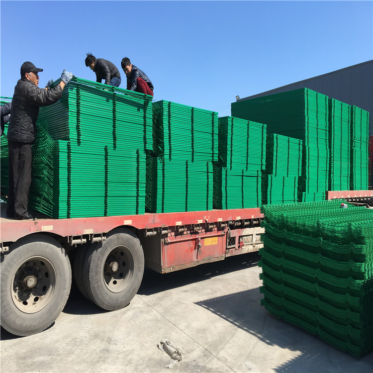 金屬邊框公路護欄網(wǎng)圖片2